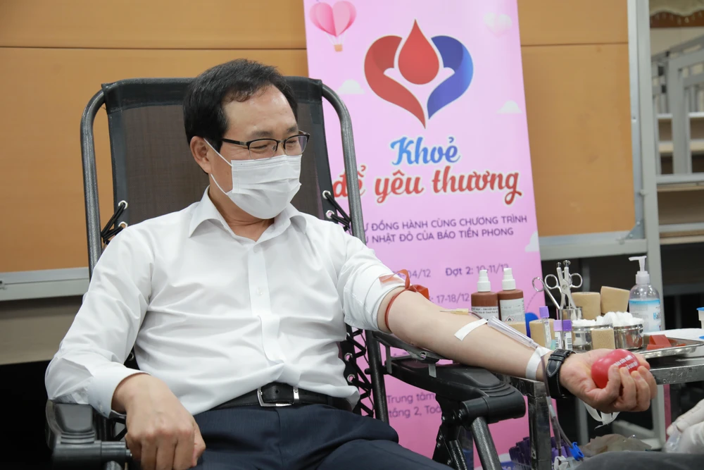 Ông Choi Joo Ho, Tổng Giám đốc Tổ hợp Samsung Vietnam tham gia hiến máu tình nguyện. (Ảnh: SEV)