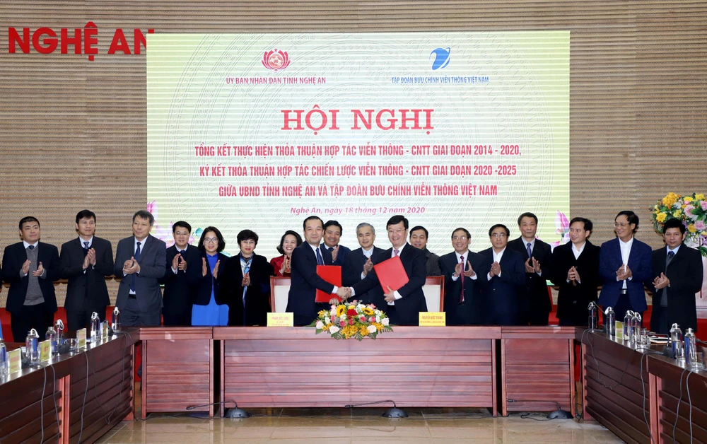 Lễ ký kết thỏa thuận hợp tác chiến lược viễn thông, công nghệ thông tin giai đoạn 2020-2025 giữa UBND tỉnh Nghệ An và Tập đoàn VNPT. (Ảnh: Vietnam+)
