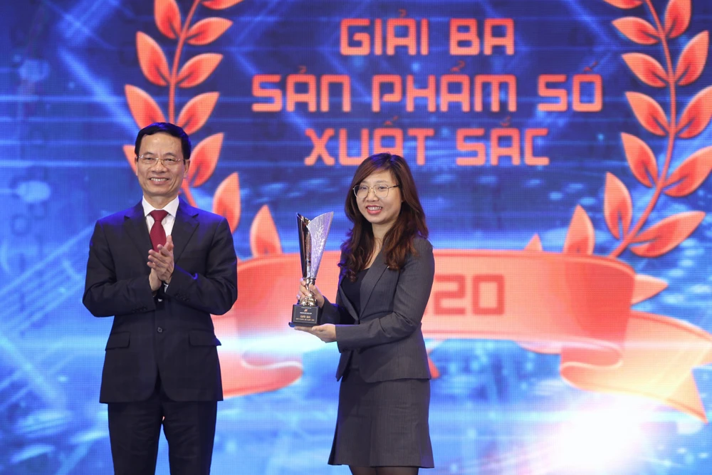 Bộ trưởng Nguyễn Mạnh Hùng trao giải cho đại diện VNPT. (Ảnh: Vietnam+)