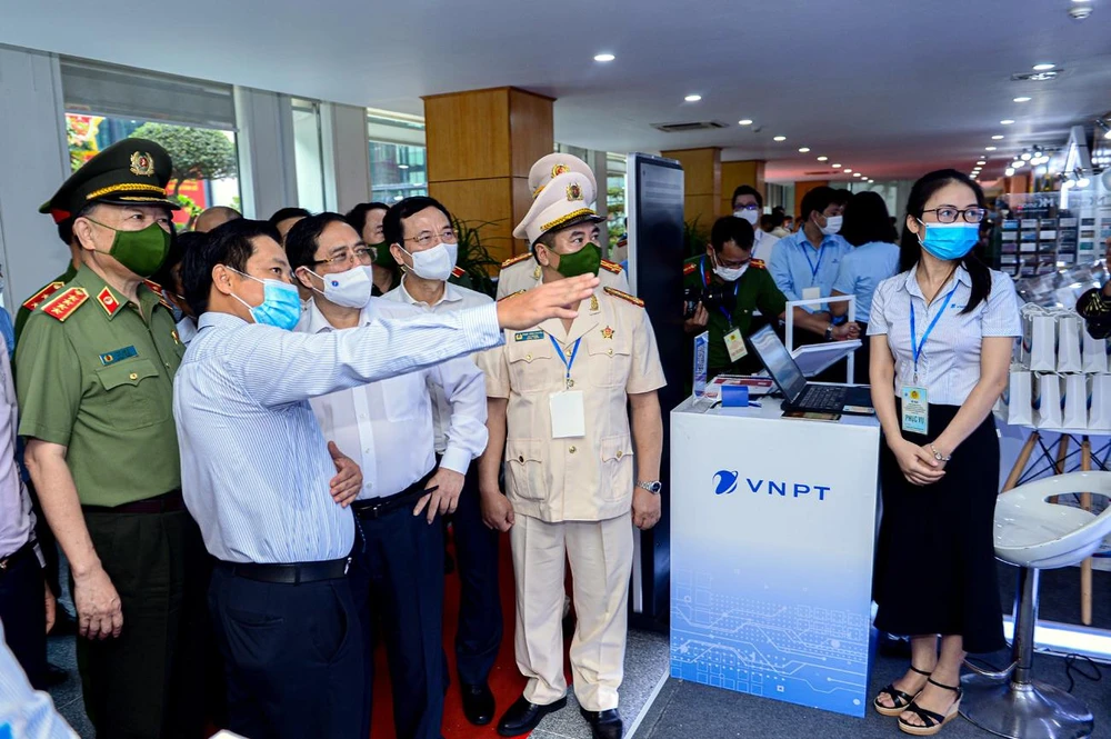 Thủ tướng Chính phủ Phạm Minh Chính và các đại biểu tham quan khu trải nghiệm các công nghệ định danh, xác thực điện tử IDP… của VNPT. (Ảnh: T.Q/Vietnam+)