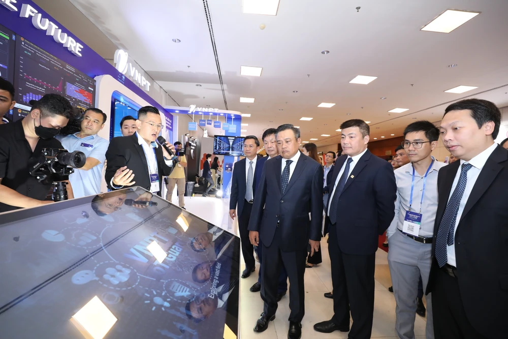 Với thông điệp “Định hình tương lai” gian trưng bày của VNPT tại Vietnam - Asia Smart City Summit 2023 đã giới thiệu về hệ sinh thái số của VNPT với nhiều giải pháp đã và đang được ứng dụng trong thực tế. (Ảnh: PV/Vietnam+)