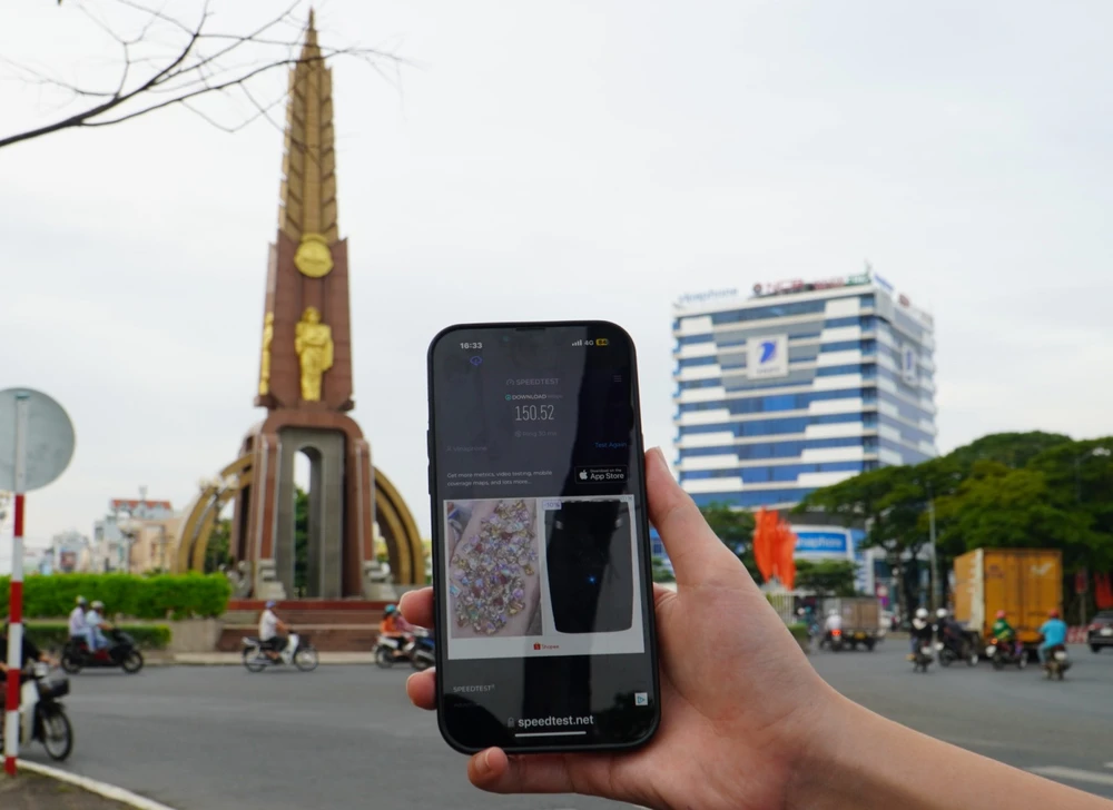 Khách hàng trải nghiệm dịch vụ của VinaPhone tại Cà Mau. (Ảnh: C.H/Vietnam+)