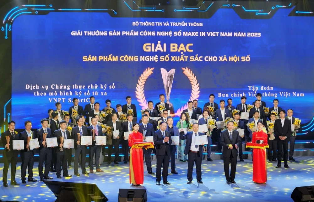 Đại diện VNPT lên nhận Giải bạc tại Giải thưởng Sản phẩm công nghệ Số Made in Vietnam 2023. (Ảnh: PV/Vietnam+)