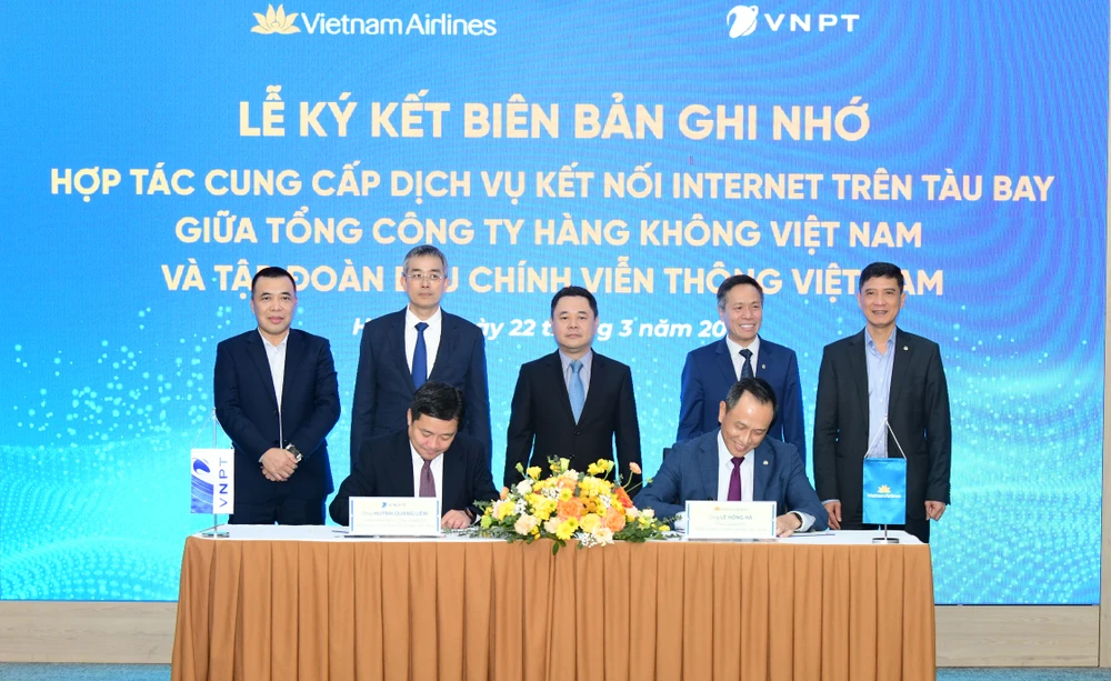Le ky ket Bien ban ghi nho hop tac cung cap dich vu ket noi Internet trên tàu bay giữa Vietnam Airline và VNPT. (Ảnh: A.Q/Vietnam+)