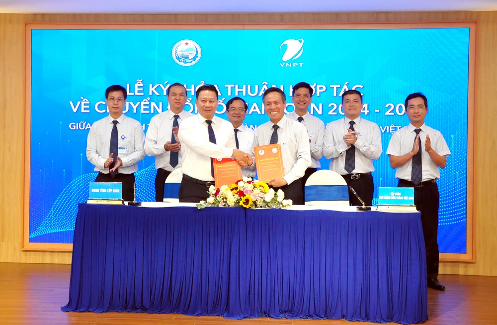 Lễ ký kết thỏa thuận hợp tác giai đoạn 2024-2030 về Chuyển đổi số giữa Tập đoàn VNPT và UBND tỉnh Tây Ninh. (Ảnh: T.Q/Vietnam+) 