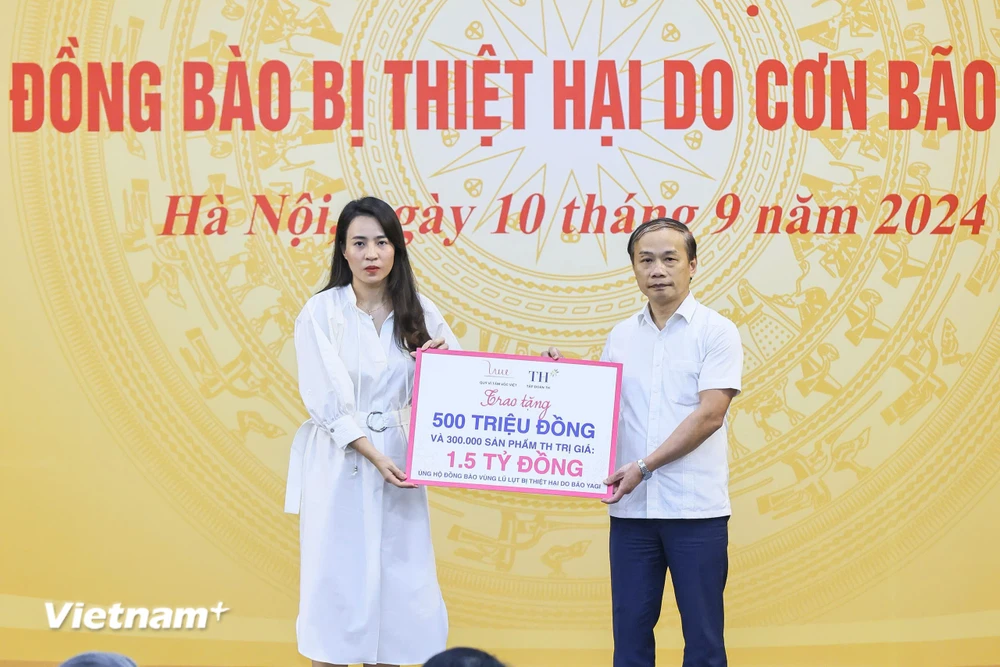 Tập đoàn TH đã trao tặng 300.000 sản phẩm nước tinh khiết TH true WATER (trị giá 1,5 tỷ đồng) và 500 triệu đồng tiền mặt cho người dân bị thiệt hại bởi bão số 3. (Ảnh: PV/Vietnam+)