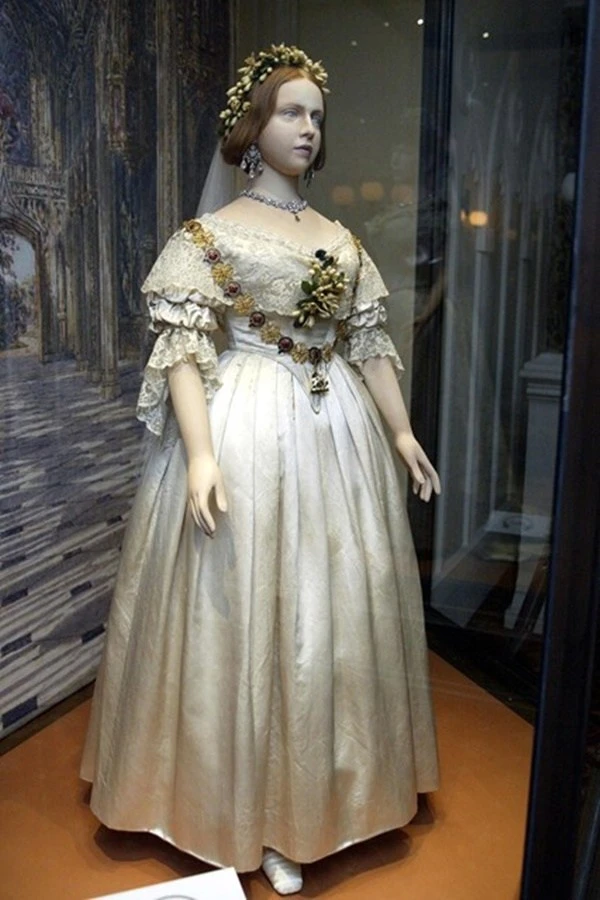 Bí mật về chiếc váy chứng minh sự quyền quý, giàu có của tầng lớp thượng  lưu nhưng lấy mạng 40.000 phụ nữ