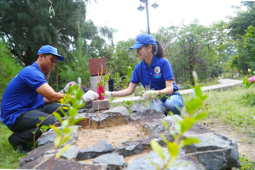 Các thành viên trong Câu lạc bộ truyền thông bảo vệ môi trường Côn Đảo tham gia các hoạt động bảo vệ môi trường.