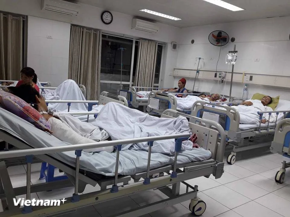 Hình ảnh Bệnh viện Việt Đức quá tải bệnh nhân cấp cứu đêm Giao ...