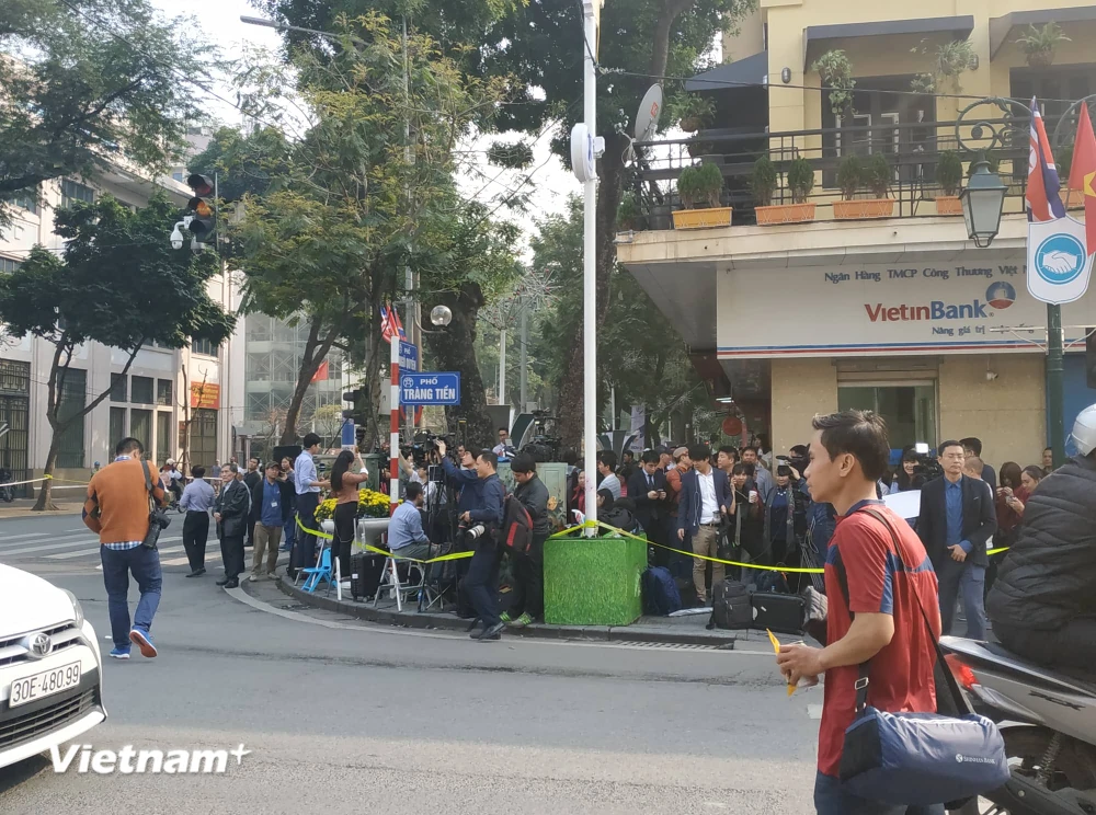 Rất đông phóng viên và người dân tập trung khu vực gần khách sạn Sofitel Metropole. (Ảnh: Sơn Bách/Vietnam+)