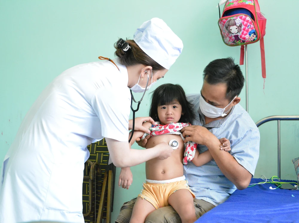 Điều trị cho bệnh nhân mắc sởi tại tỉnh Đắk Lắk. (Ảnh: TTXVN/Vietnam+)