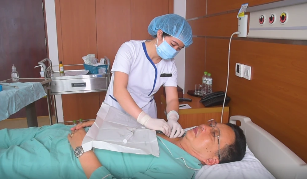 Các bác sỹ tại Vinmec điều trị cho bệnh nhân Lâm Văn Thuyên. (Ảnh: PV/Vietnam+)