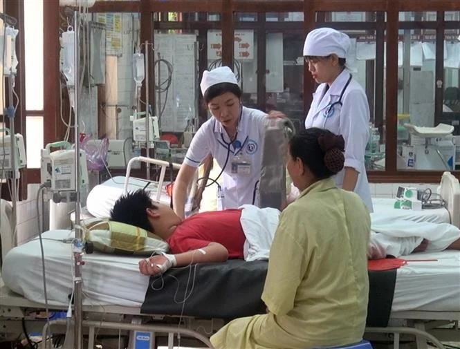 Bác sỹ thăm khám cho bệnh nhân mắc sốt xuất huyết. (Ảnh: TTXVN/Vietnam+)