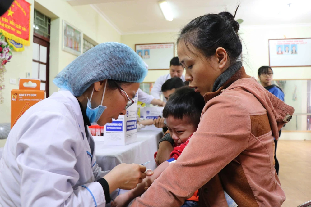 Tổ xét nghiệm lấy máu cho các cháu tại Trường Mầm non Thanh Khương, huyện Thuận Thành, tỉnh Bắc Ninh. (Ảnh: Diệp Trương/TTXVN)