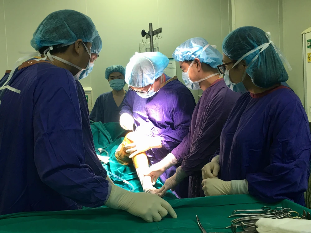 Các bác sỹ thực hiện ca phẫu thuật khớp gối bằng kỹ thuật hiện đại tại Bệnh viện Hữu nghị Việt Đức. (Ảnh: PV/Vietnam+)