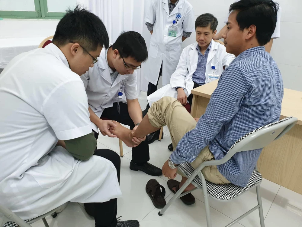 Bác sỹ khám cho bệnh nhân. (Ảnh: PV/Vietnam+)