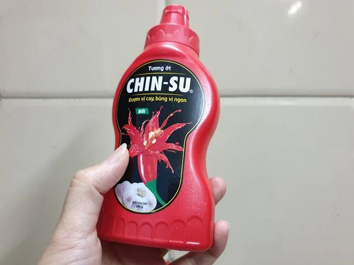 Một mẫu chai tương ớt Chinsu. (Ảnh: PV/Vietnam+)