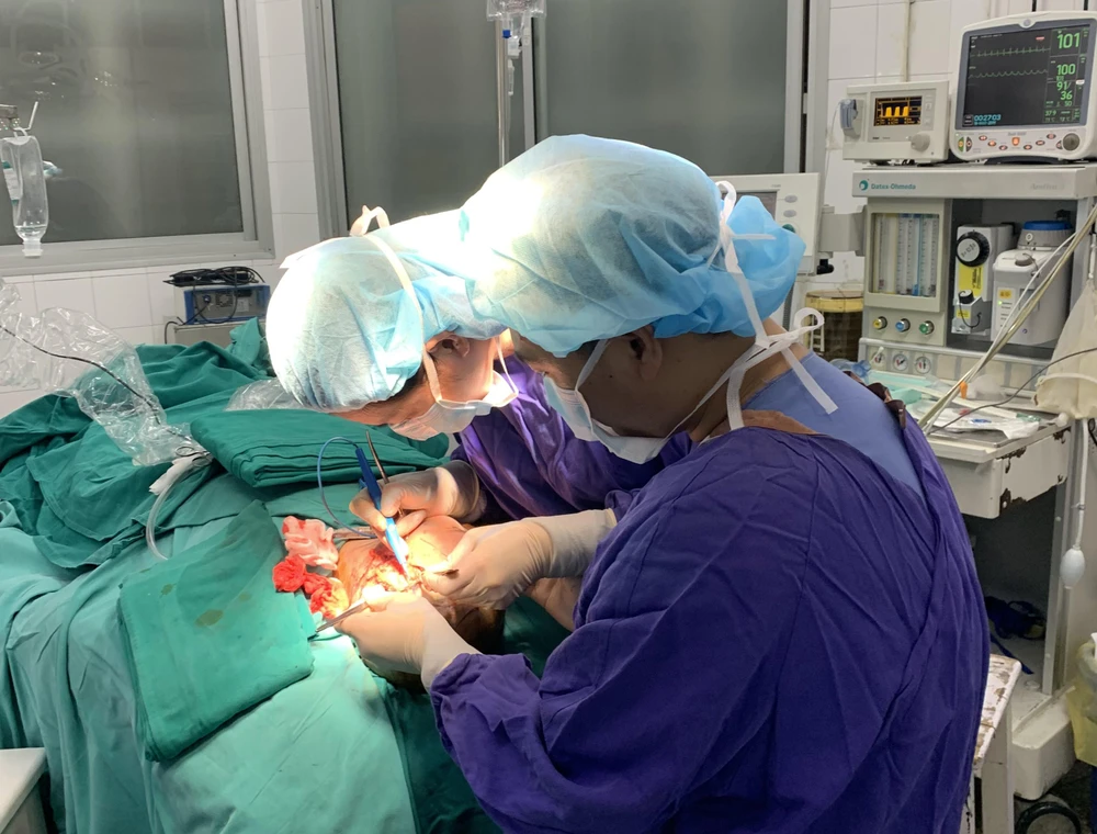 Các bác sỹ thực hiện phẫu thuật cho bệnh nhân. (Ảnh: PV/Vietnam+)