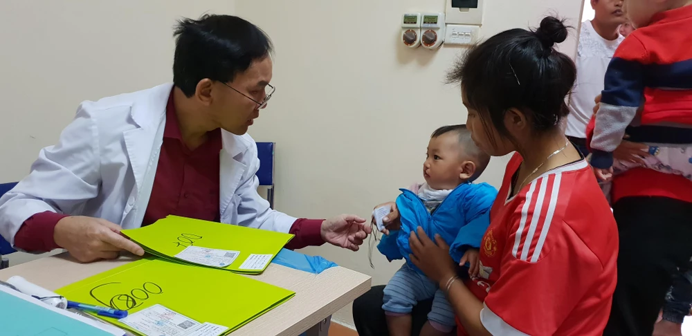 Bác sỹ Bệnh viện Hữu nghị Việt Nam Cu Ba khám cho trẻ em dị tật hàm mặt. (Ảnh: PV/Vietnam+)