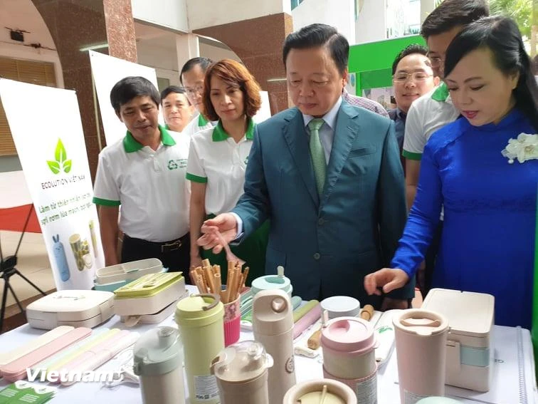 Bộ trưởng Bộ Y tế và Bộ trưởng Bộ tài nguyên và Môi trường tham quan các gian hàng thân thiện với môi trường. (Ảnh: T.G/vietnam+)