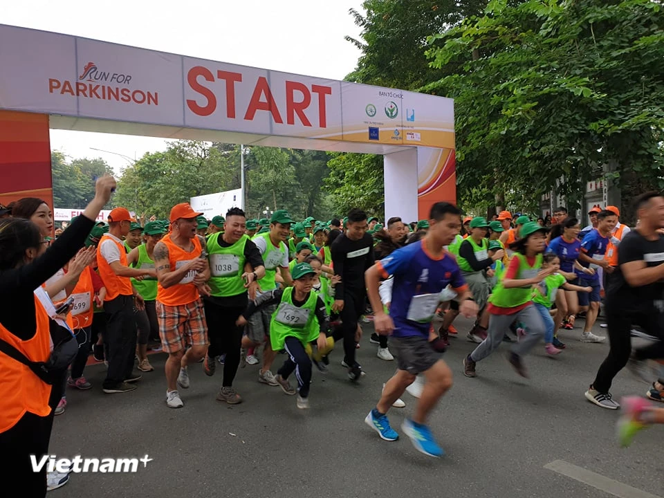 Những người tham dự chạy ở cự ly 2km vòng quanh hồ Hoàn Kiếm. (Ảnh: T.G/Vietnam+)