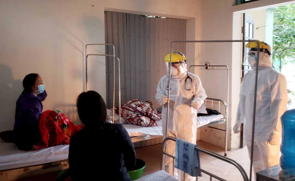 Bác sỹ thăm khám cho bệnh nhân tại Phòng khám đa khoa Quang Hà. (Ảnh: Hoàng Hùng/TTXVN)
