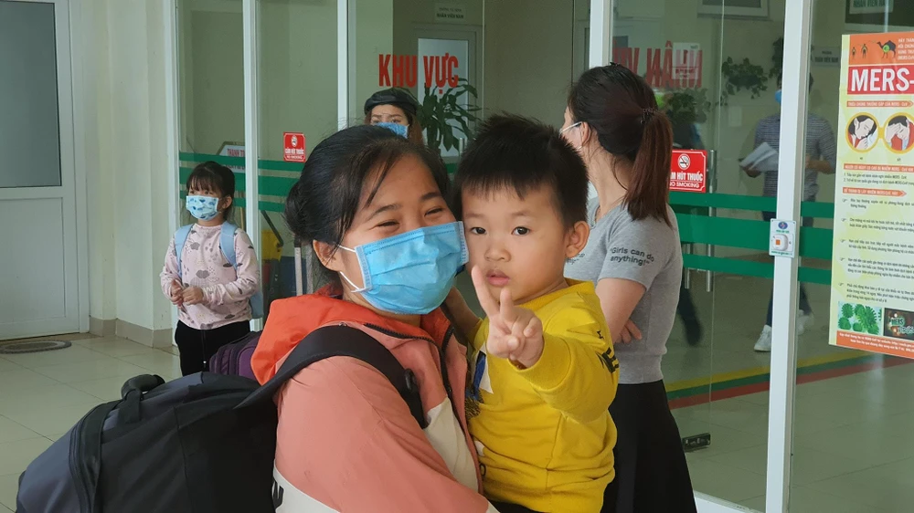 Công dân Việt Nam trở về từ tâm dịch Vũ Hán được ra viện sau 21 ngày cách ly. (Ảnh: PV/Vietnam+)