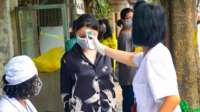 Kiểm tra sức khoẻ cho người dân tại Hà Nội. (Ảnh: Hiếu Hoàng/TTXVN)
