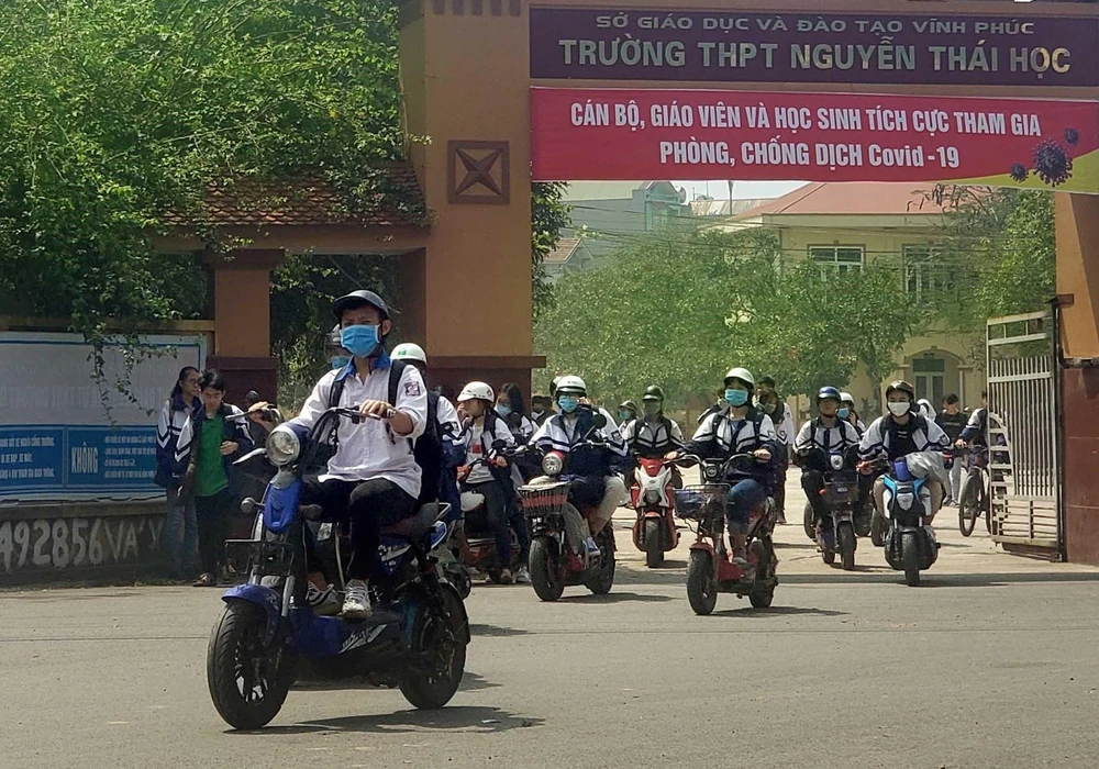 Học sinh Trường THPT Nguyễn Thái Học, thành phố Vĩnh Yên đi học trở lại sau kì nghỉ dài. (Ảnh: Hoàng Hùng/TTXVN)