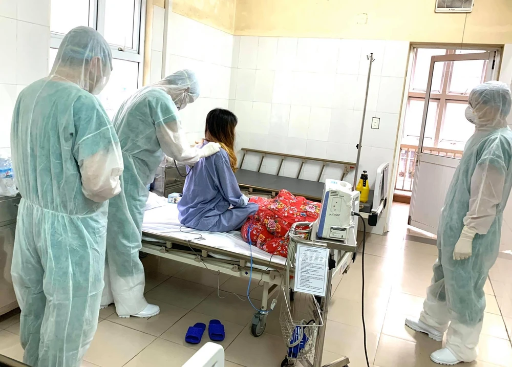 Các bác sỹ điều trị cho bệnh nhân mắc COVID-19 đang điều trị tại Bệnh viện Số 2 Quảng Ninh. (Ảnh: PV/Vietnam+)