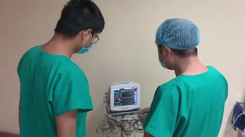 Các y bác sỹ thực hiện công tác chuyên môn tại Bệnh viện số 2 tỉnh Quảng Ninh. (Ảnh: PV/Vietnam+)