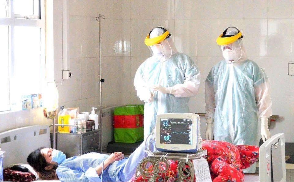 Các y bác sĩ chăm sóc tận tình cho một ca nhiễm COVID-19 (Ảnh: PV/Vietnam+)