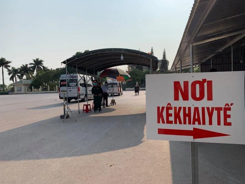 Chốt kiểm dịch và khai báo y tế tại thành phố Móng Cái, tỉnh Quảng Ninh. (Ảnh: Thuỳ Giang/Vietnam+)