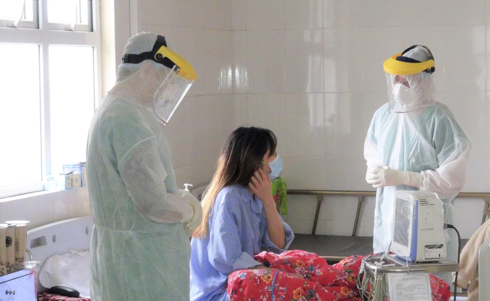 Các bác sĩ theo dõi diễn biến sức khỏe bệnh nhân nhiễm COVID-19 tại Bệnh viện bệnh lý hô hấp cấp tính số 2 tại tỉnh Quảng Ninh. (Ảnh: TT/Vietnam+)