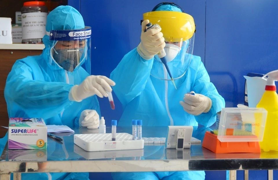  Xét nghiệm nhanh virus SARS-CoV-2 cho người dân tại trạm xét nghiệm nhanh huyện Thanh Oai. (Ảnh: TTXVN)