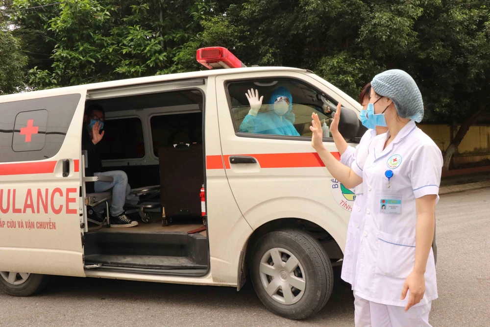 Các y, bác sỹ Bệnh viện Đa khoa tỉnh Bắc Ninh đưa bệnh nhân được công bố khỏi bệnh về nhà và tiếp tục bàn giao cho Trung tâm kiểm soát bệnh tật nơi bệnh nhân cư trú theo dõi. (Ảnh: Thái Hùng/TTXVN)