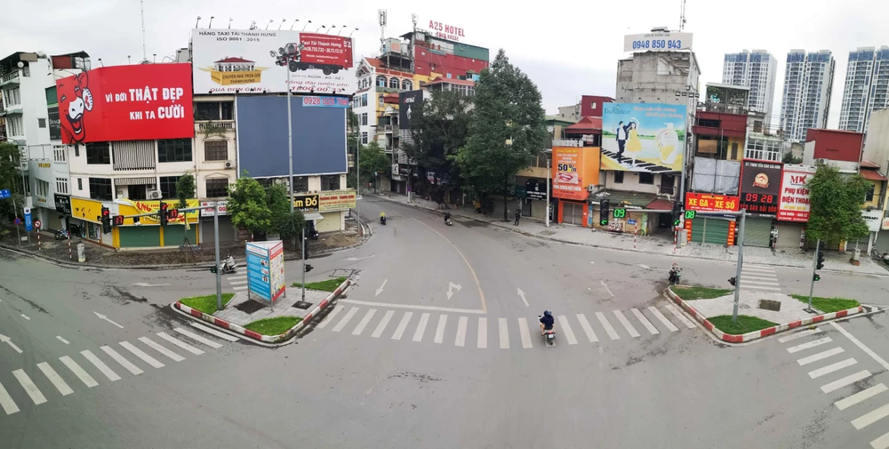 Đường phố Hà Nội vắng lặng trong những ngày giãn cách xã hội. (Ảnh: Thanh Tùng/TTXVN)