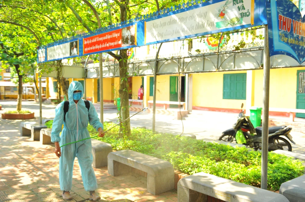 Phun thuốc khử trùng tại Trường Tiểu học Thanh Bình (thành phố Ninh Bình). (Ảnh: Minh Đức/TTXVN)