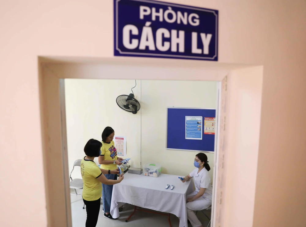 Phòng cách ly và các trang thiết bị kiểm soát y tế cơ bản được các trường ở Hà Nội chuẩn bị đầy đủ, kỹ lưỡng để đón học sinh đi học. (Ảnh: Thanh Tùng/TTXVN) 