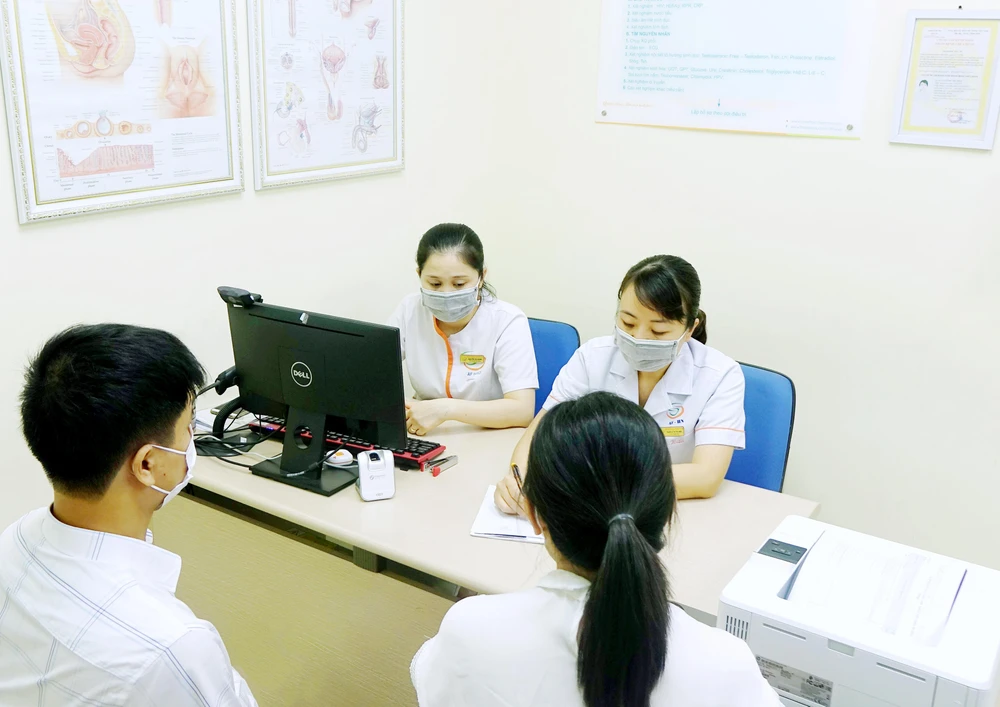 Bác sỹ tư vấn cho các cặp vợ chồng đến điều trị vô sinh, hiếm muộn. (Ảnh: PV/Vietnam+)