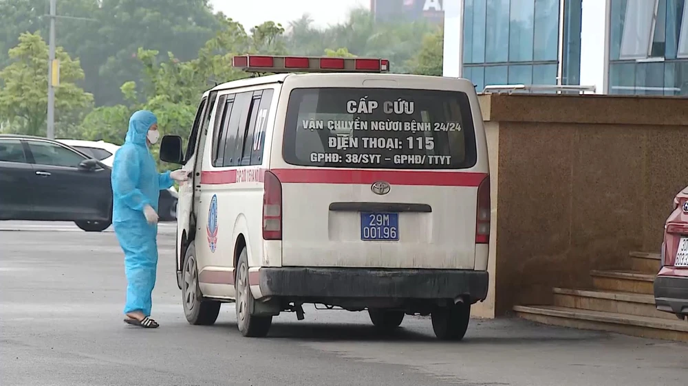 Xe cấp cứu đưa bệnh nhân tới điều trị tại Bệnh viện Bệnh nhiệt đới Trung ương. (Ảnh: PV/Vietnam+)