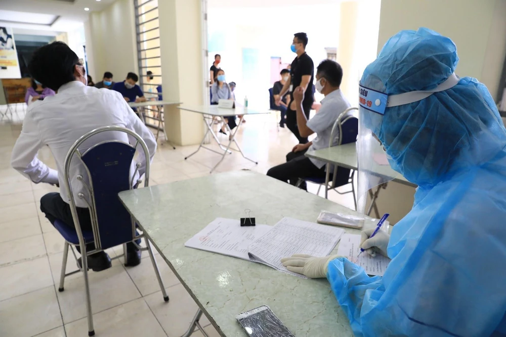 Hà Nội tiếp tục xét nghiệm COVID-19 bằng phương pháp RT-PCR cho hơn 50.000 người về từ Đà Nẵng. (Ảnh: Thành Đạt/TTXVN)