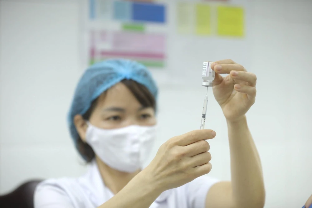 Tiêm vaccine phòng COVID-19 cho cán bộ, nhân viên Trung tâm cấp cứu 115 Hà Nội. (Ảnh: Minh Quyết/TTXVN)
