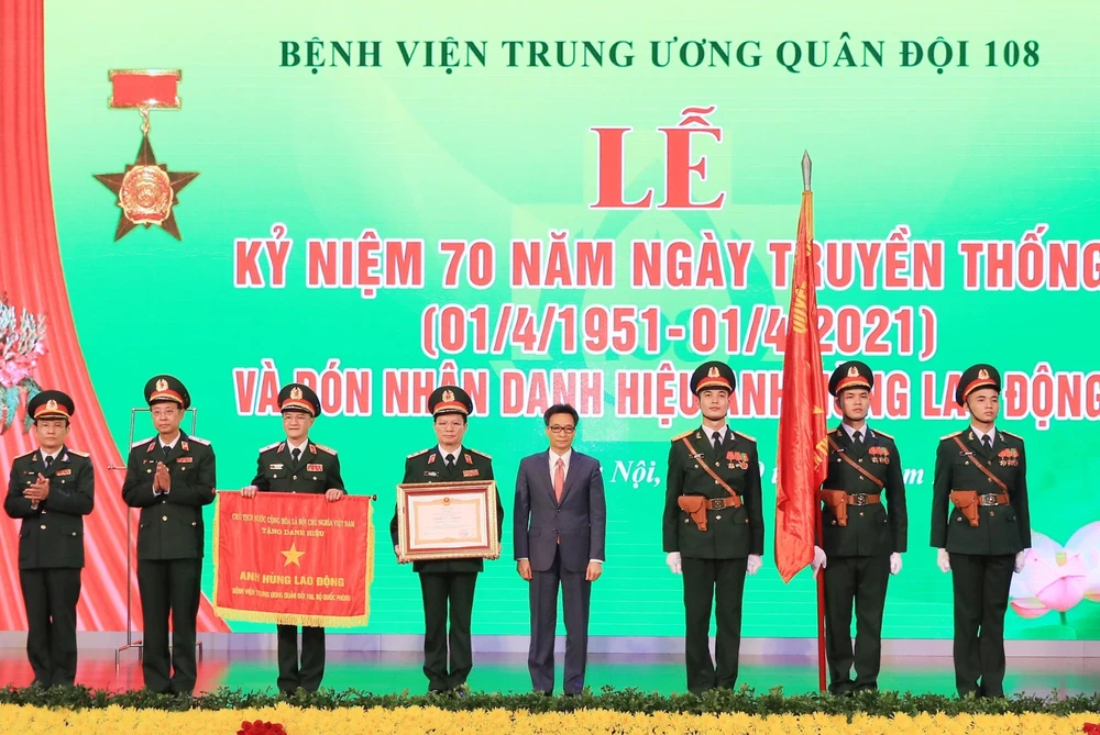 Phó Thủ tướng Vũ Đức Đam trao Danh hiệu Anh hùng Lao động thời kỳ đổi mới cho Bệnh viện Trung ương Quân đội 108. (Ảnh: TTXVN)