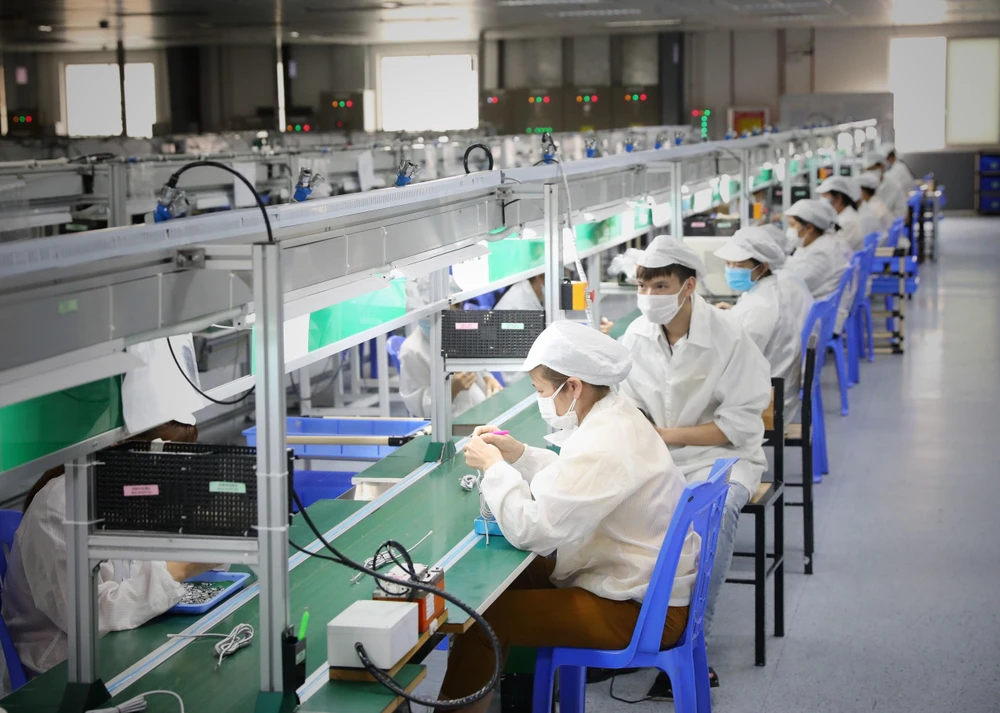 Hơn 1.000 công nhân Công ty TNHH New Wing Interconnect Technology (Khu công nghiệp Vân Trung) đã đi làm trở lại sau 2 lần test âm tính với SARS-CoV-2. (Ảnh: Danh Lam/TTXVN)