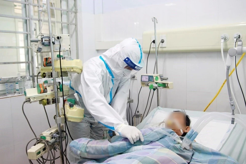 Bác sĩ Bệnh viện Bãi Cháy (Quảng Ninh) điều trị cho bệnh nhân COVID-19. (Ảnh: Thanh Vân/TTXVN)