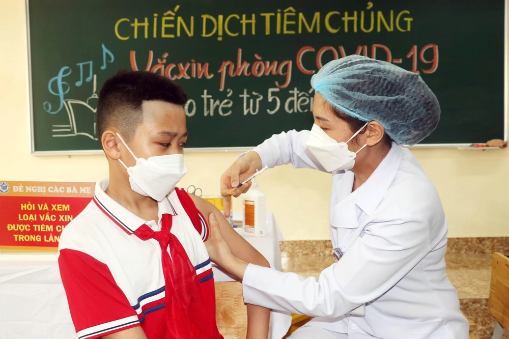 Tiêm vaccine cho học sinh lớp 6. (Ảnh: Văn Đức/TTXVN)