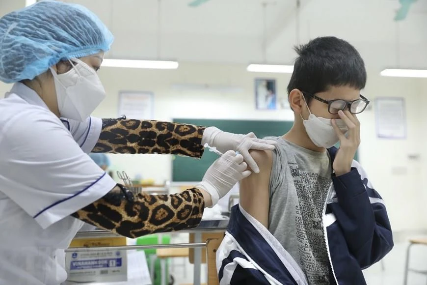 Nhân viên y tế tiêm vaccine phòng COVID-19 cho học sinh lớp 6 tại điểm tiêm chủng trường THCS Lê Ngọc Hân, quận Hai Bà Trưng, Hà Nội. (Ảnh: Minh Quyết/TTXVN)