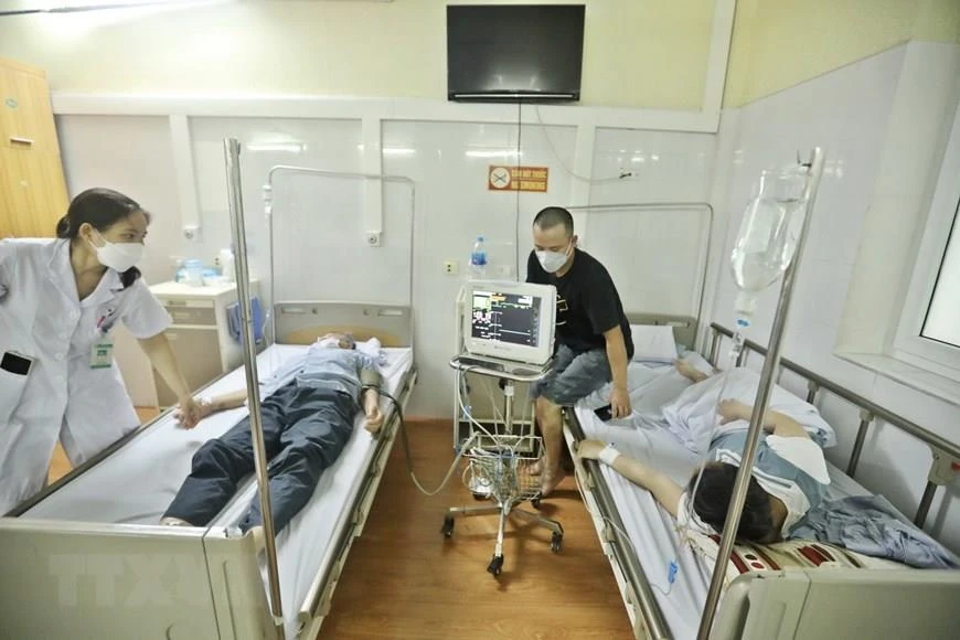 Điều trị cho bệnh nhân mắc cúm tại khoa Truyền nhiễm của Bệnh viện đa khoa Đức Giang, Hà Nộị. (Ảnh: Minh Quyết/TTXVN) 