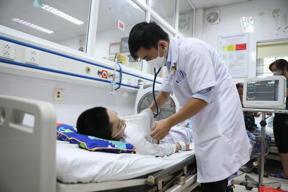 Bệnh nhi mắc sốt xuất huyết trong tình trạng nặng điều trị tại Bệnh viện Đa khoa Xanh Pôn. (Ảnh: Minh Quyết/Vietnam+)